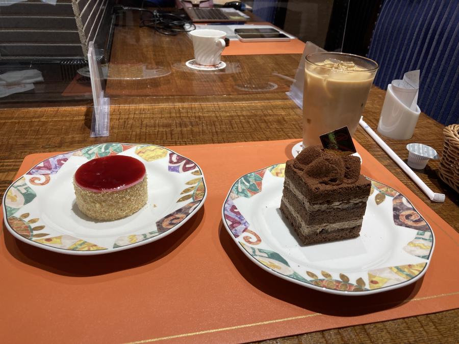 フランボワーズ（左）、くるみとチョコレートケーキ（右）