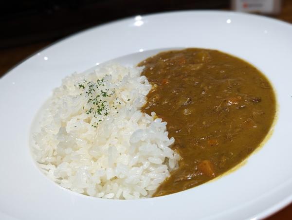 フルーツカレー（ごはんの盛り方が変わった）.jpg