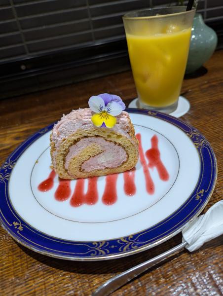 苺のロールケーキ.jpg