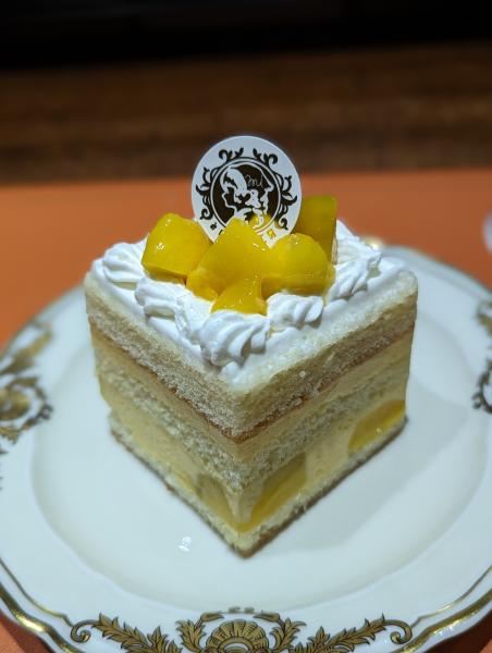 週末ケーキ（マンゴーショート）.jpg